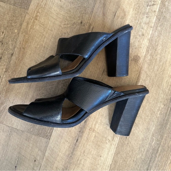 UGG Celia Leather Block Heel Sandals - Picture 10 of 10